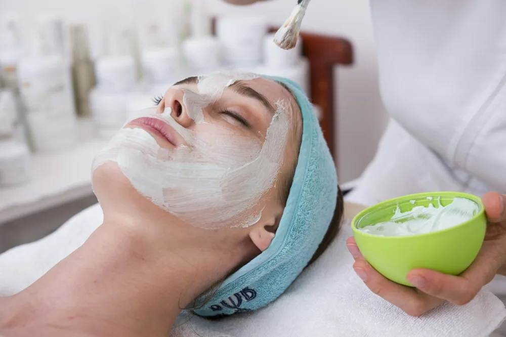 Imagem ilustrativa de um cuidado facial com aplicação de máscara