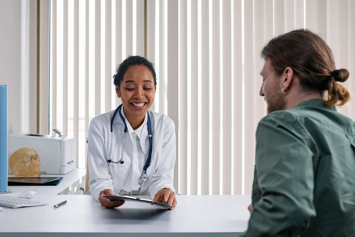 Cuidados integrativos em Goiânia | Avana Clinic Imagem ilustrativa de consulta com profissional de saúde — cuidados integrativos em Goiânia
