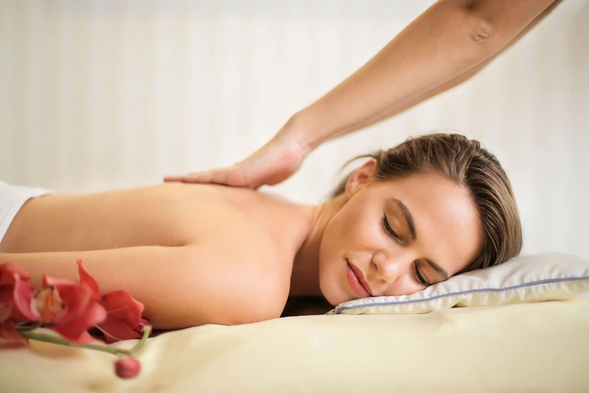 Estética corporal em Goiânia | Avana Clinic Imagem ilustrativa de massagem nas costas — estética corporal em Goiânia