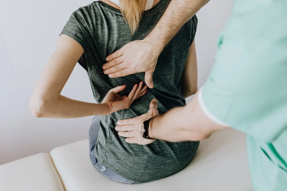 Fisioterapia em Goiânia | Avana Clinic Imagem ilustrativa de atendimento manual nas costas — fisioterapia em Goiânia