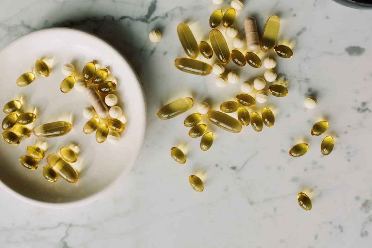 Suplementação personalizada em Goiânia | Avana Clinic Imagem ilustrativa de cápsulas de vitaminas — suplementação personalizada em Goiânia