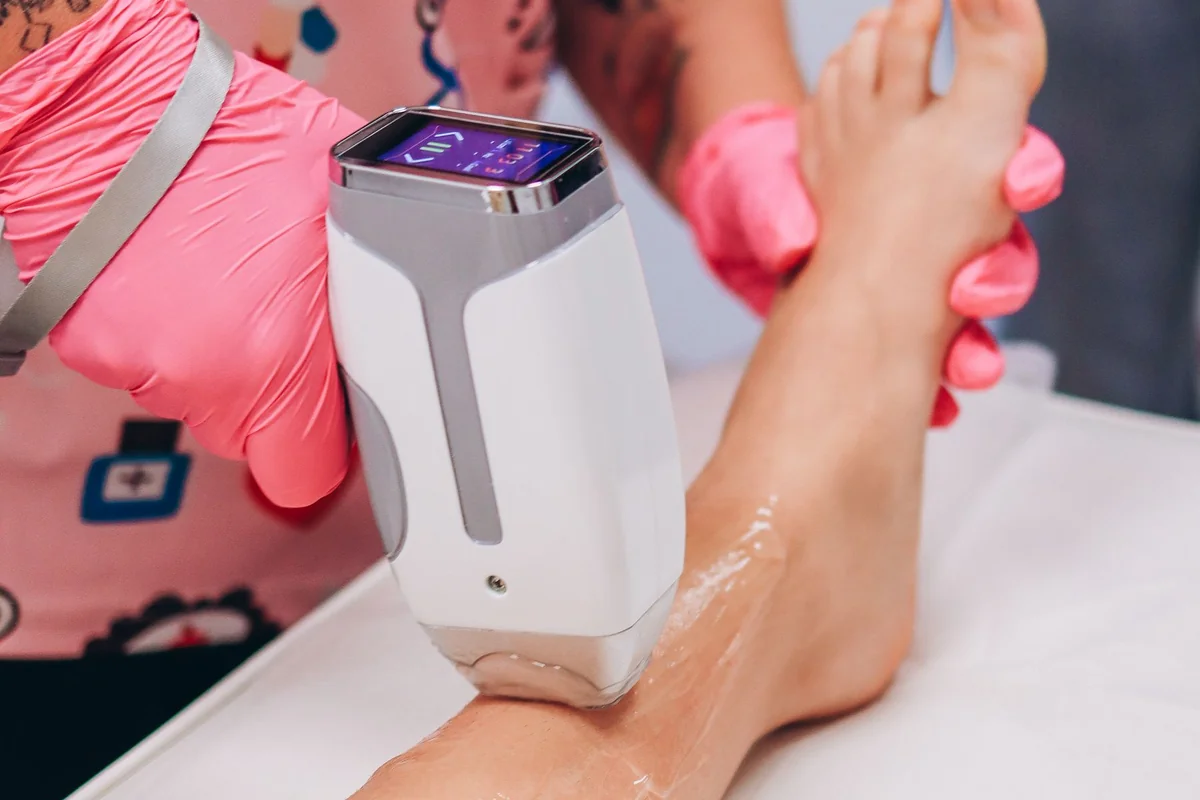 Tecnologias estéticas em Goiânia | Avana Clinic Imagem ilustrativa de equipamento aplicado à pele — tecnologias estéticas em Goiânia